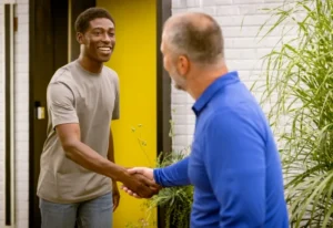 Technik przy drzwiach wejściowych