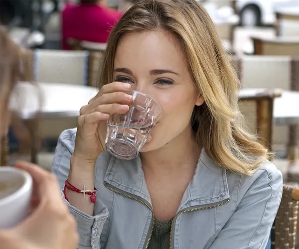 Kobieta pijąca wodę
