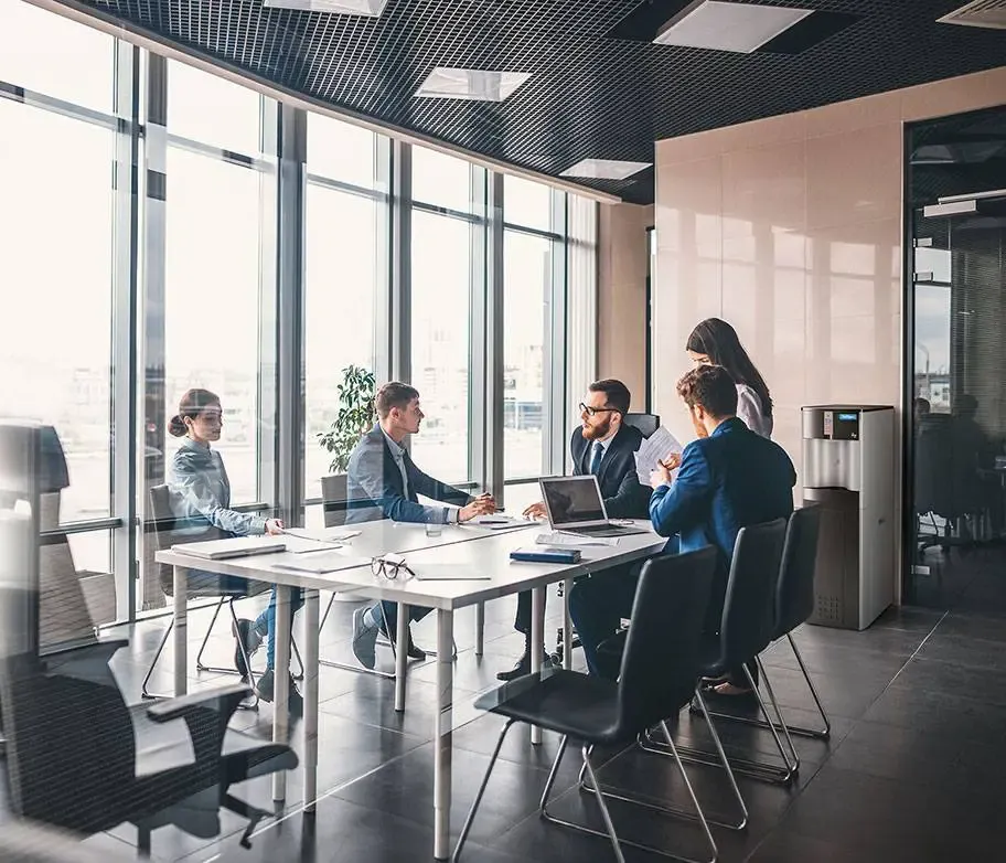 Przestrzeń biurowa i chłodnica wody.