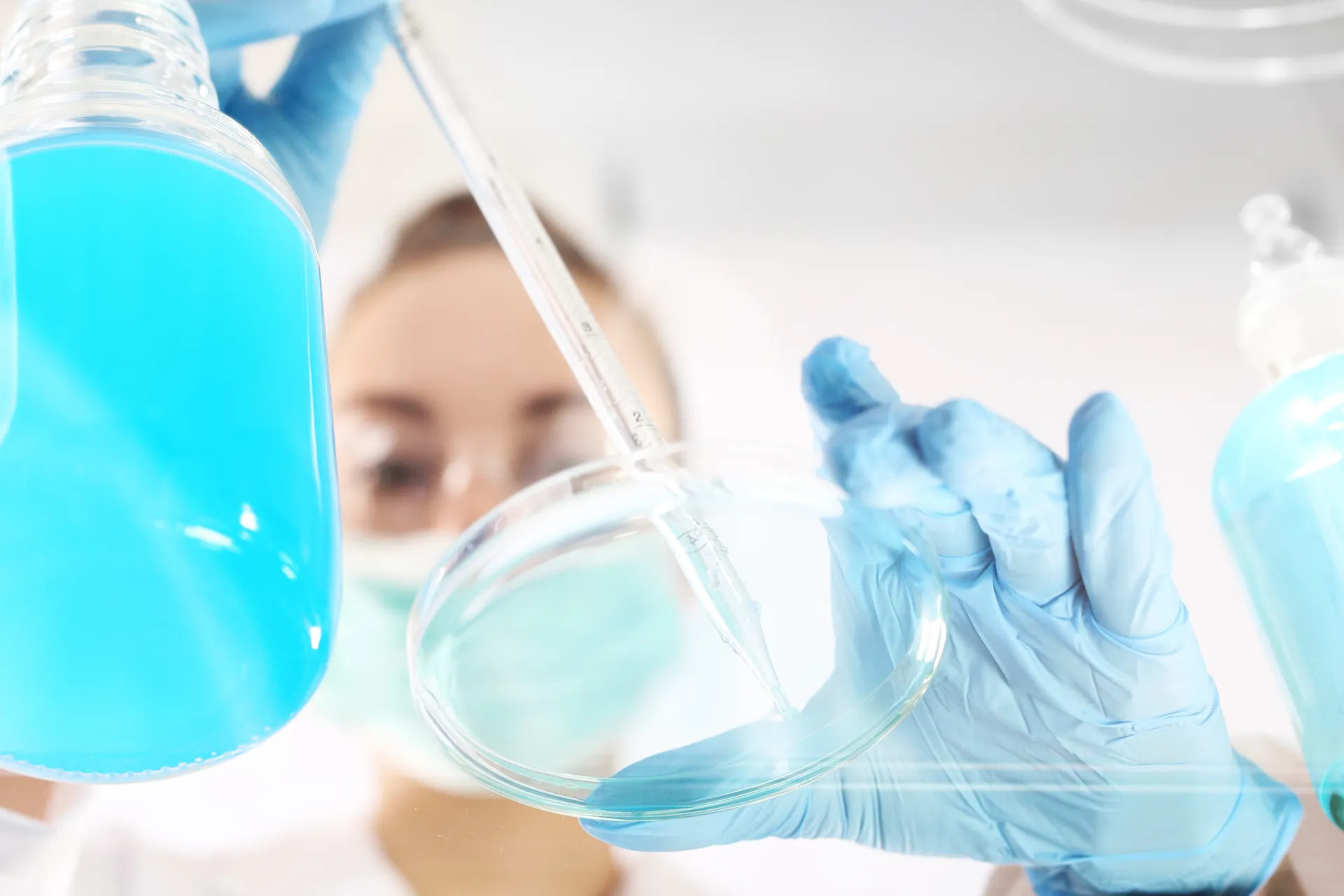 Kobieta badająca próbkę wody.