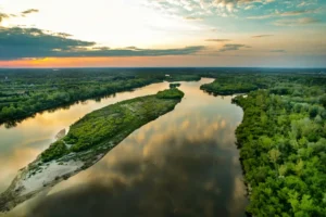 Widok na Wisłę i odbijające się w niej chmury