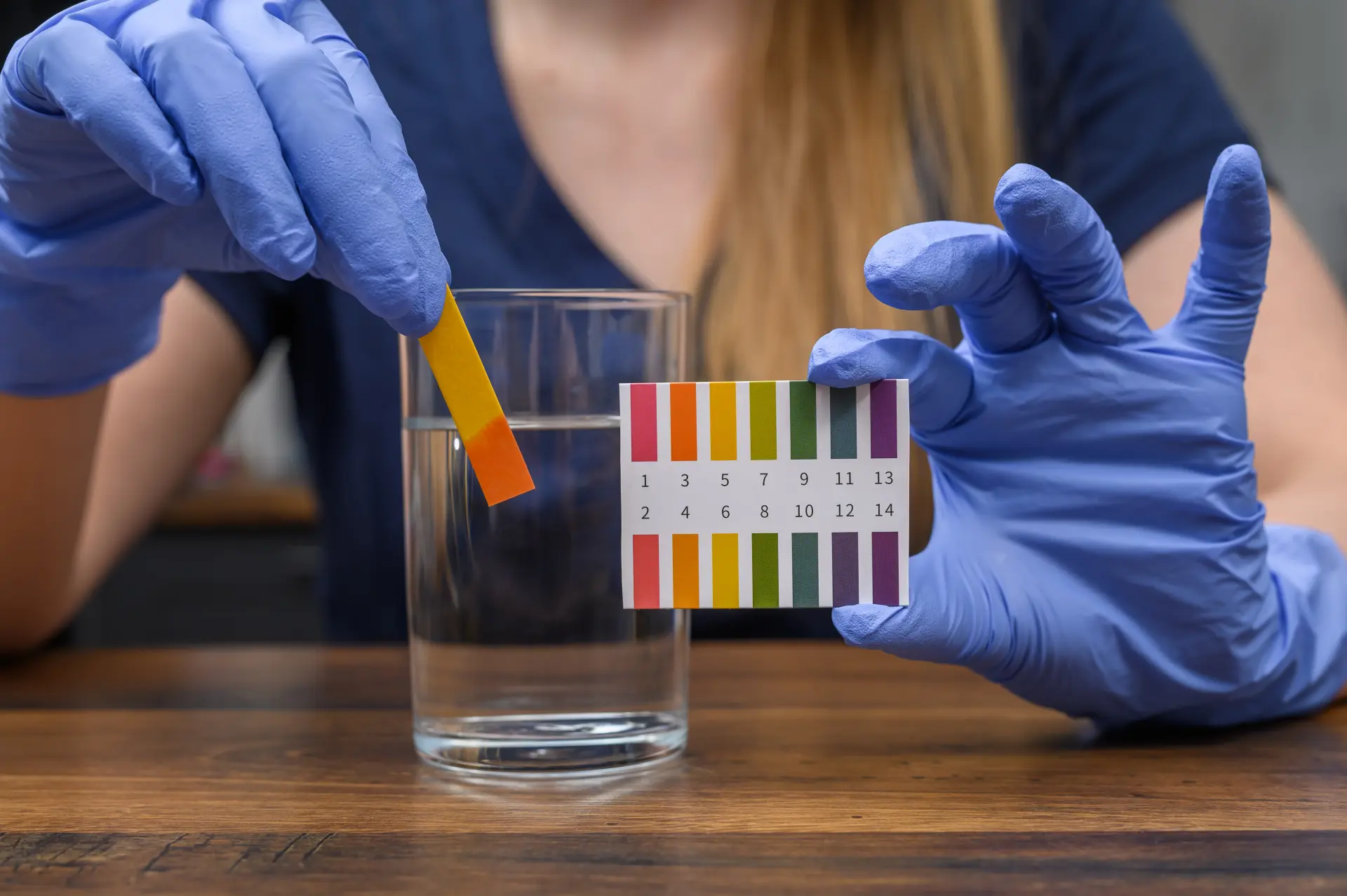 Kobieta bada ph wody.