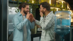 Dwóch mężczyzn spędza przerwę w pracy przy dystrybutorze wody